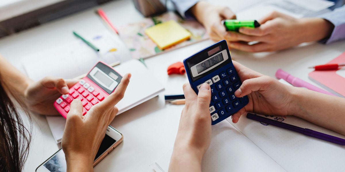 Fysiek rekenhulpmiddel versus digitaal oefenen op scherm